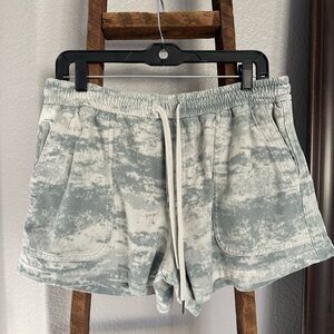 Athleta women’s Farallon fog camo shorts, size XL